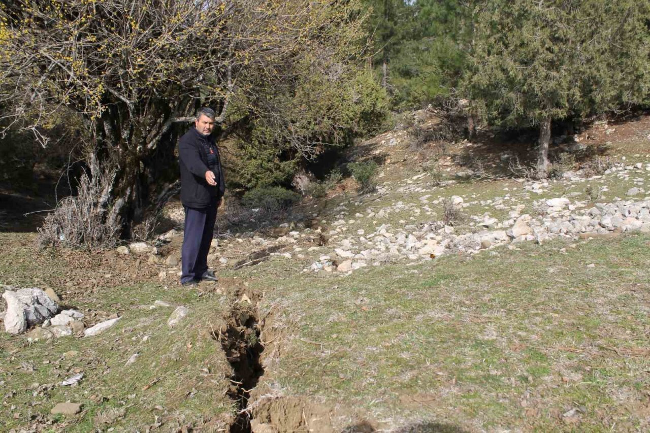 Kar, eridi 300 metrelik fay kırığı ortaya çıktı