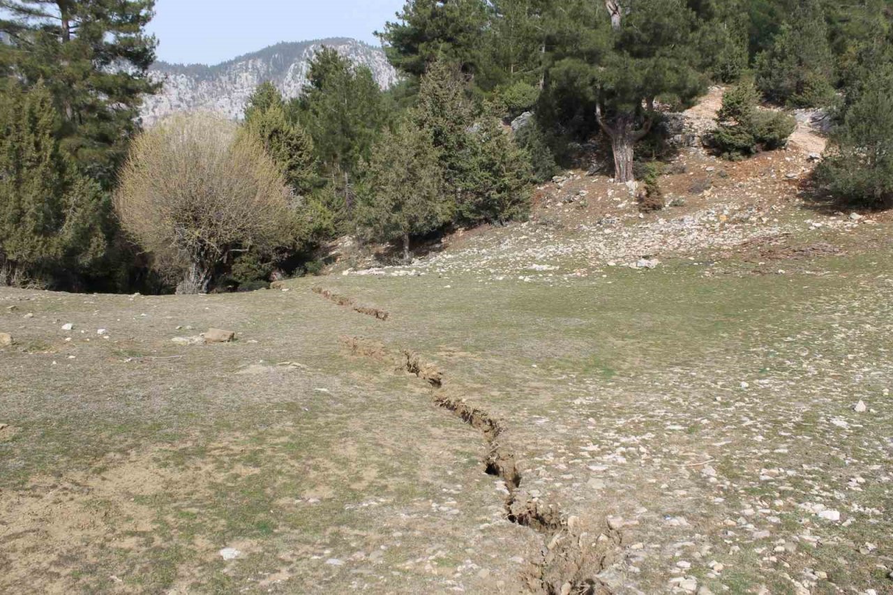 Kar, eridi 300 metrelik fay kırığı ortaya çıktı