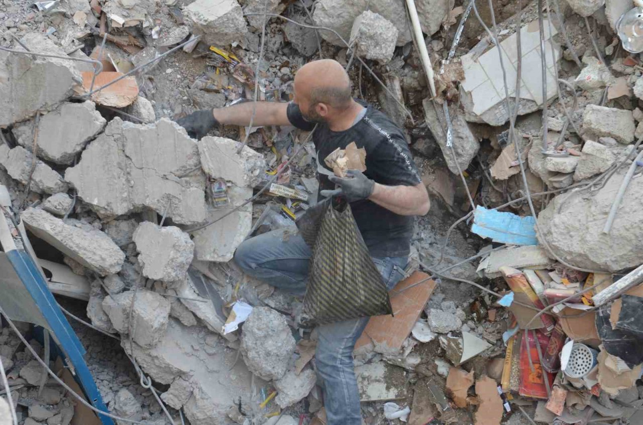 Enkazdan çıkan ziynet eşyaları, ölenlerin yakınlarına teslim edildi