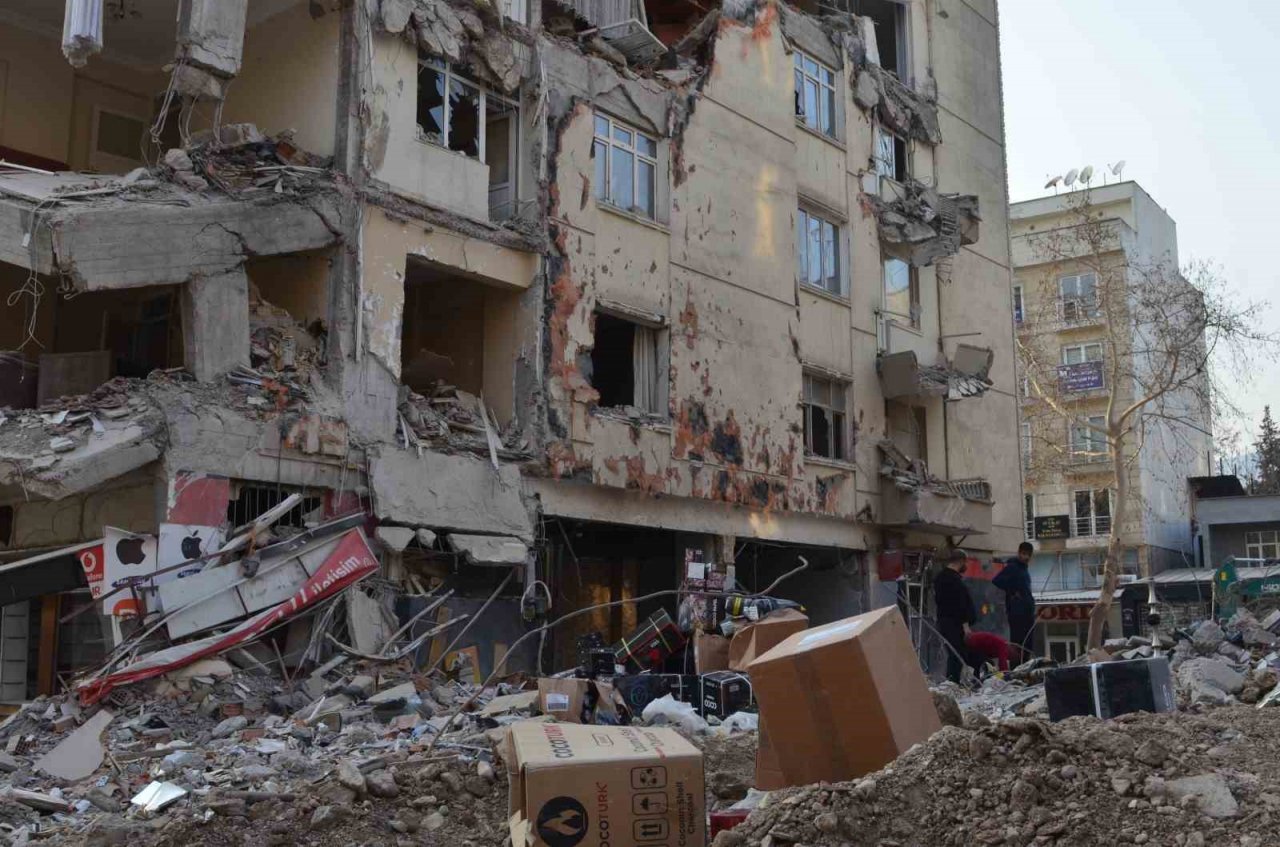 Enkazdan çıkan ziynet eşyaları, ölenlerin yakınlarına teslim edildi