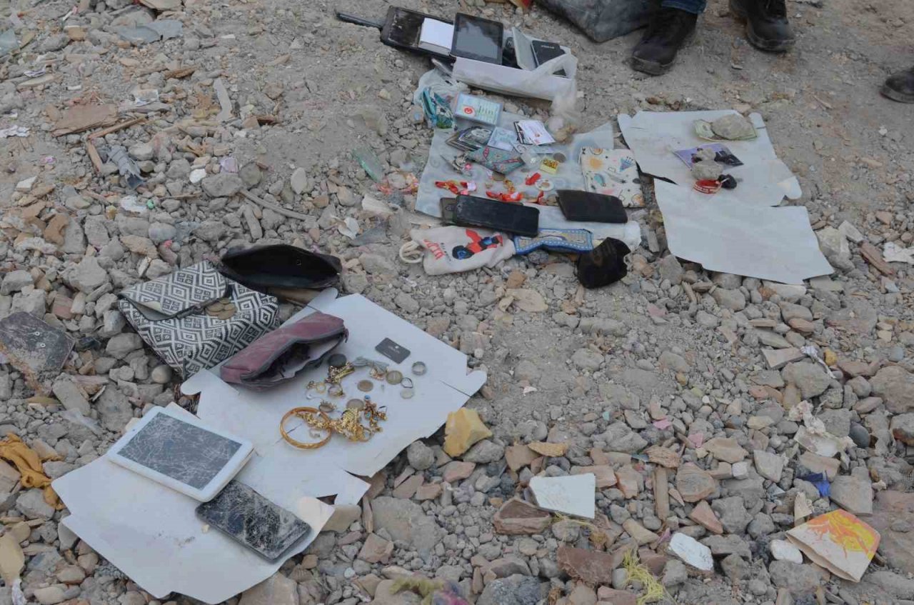 Enkazdan çıkan ziynet eşyaları, ölenlerin yakınlarına teslim edildi