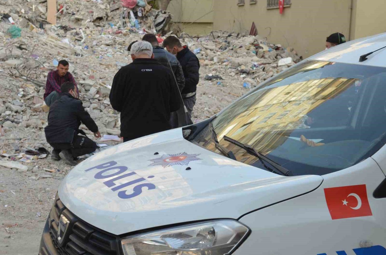 Enkazdan çıkan ziynet eşyaları, ölenlerin yakınlarına teslim edildi