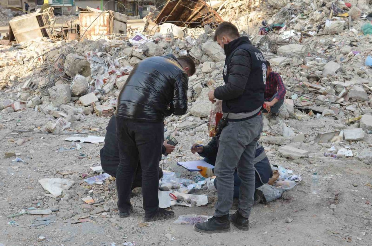 Enkazdan çıkan ziynet eşyaları, ölenlerin yakınlarına teslim edildi