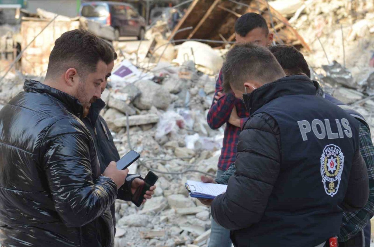 Enkazdan çıkan ziynet eşyaları, ölenlerin yakınlarına teslim edildi