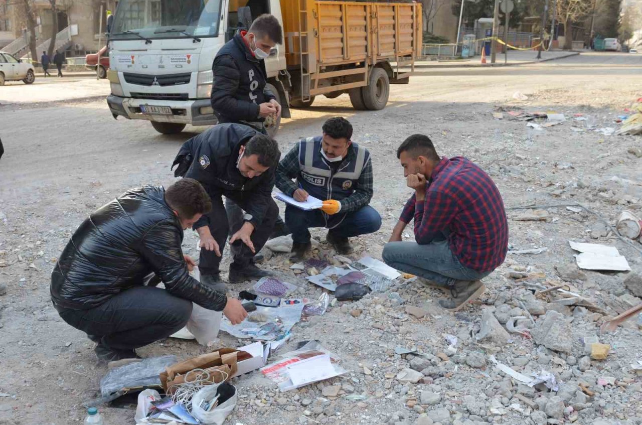 Enkazdan çıkan ziynet eşyaları, ölenlerin yakınlarına teslim edildi