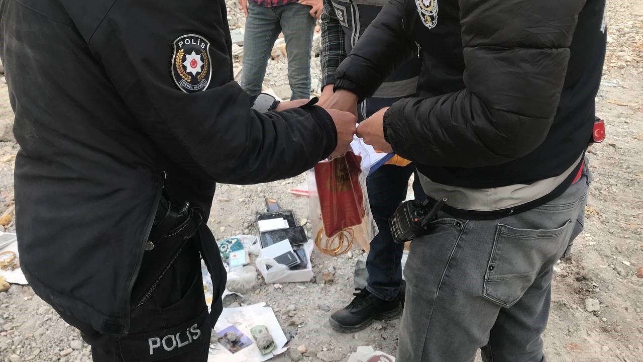 Enkazdan çıkan ziynet eşyaları, ölenlerin yakınlarına teslim edildi