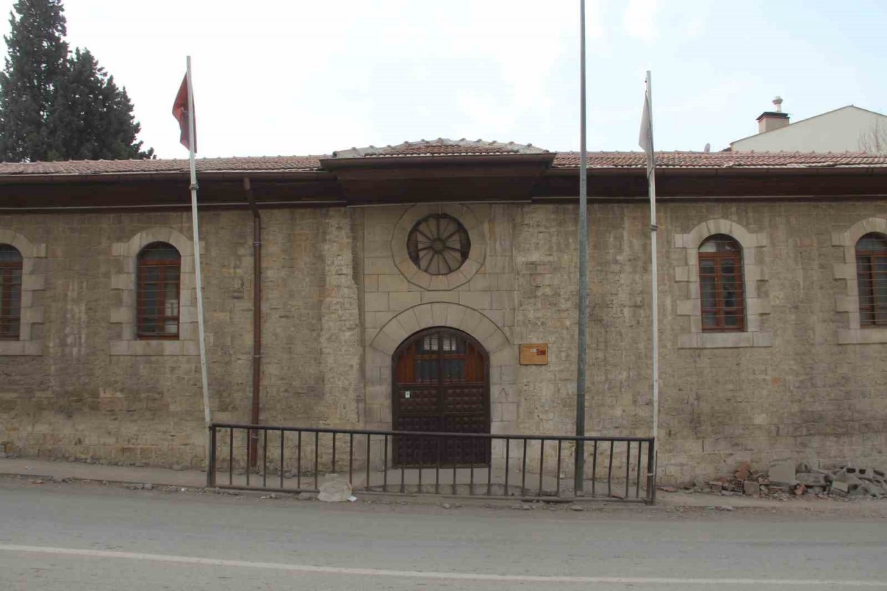 Tam 3 asırlık tarihi taş kilise depremde zarar görmedi