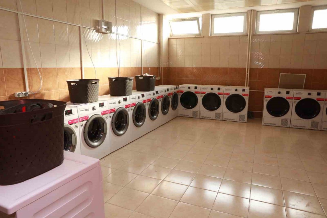 Kayseri Büyükşehir’den deprem bölgesine çamaşır yıkama merkezi