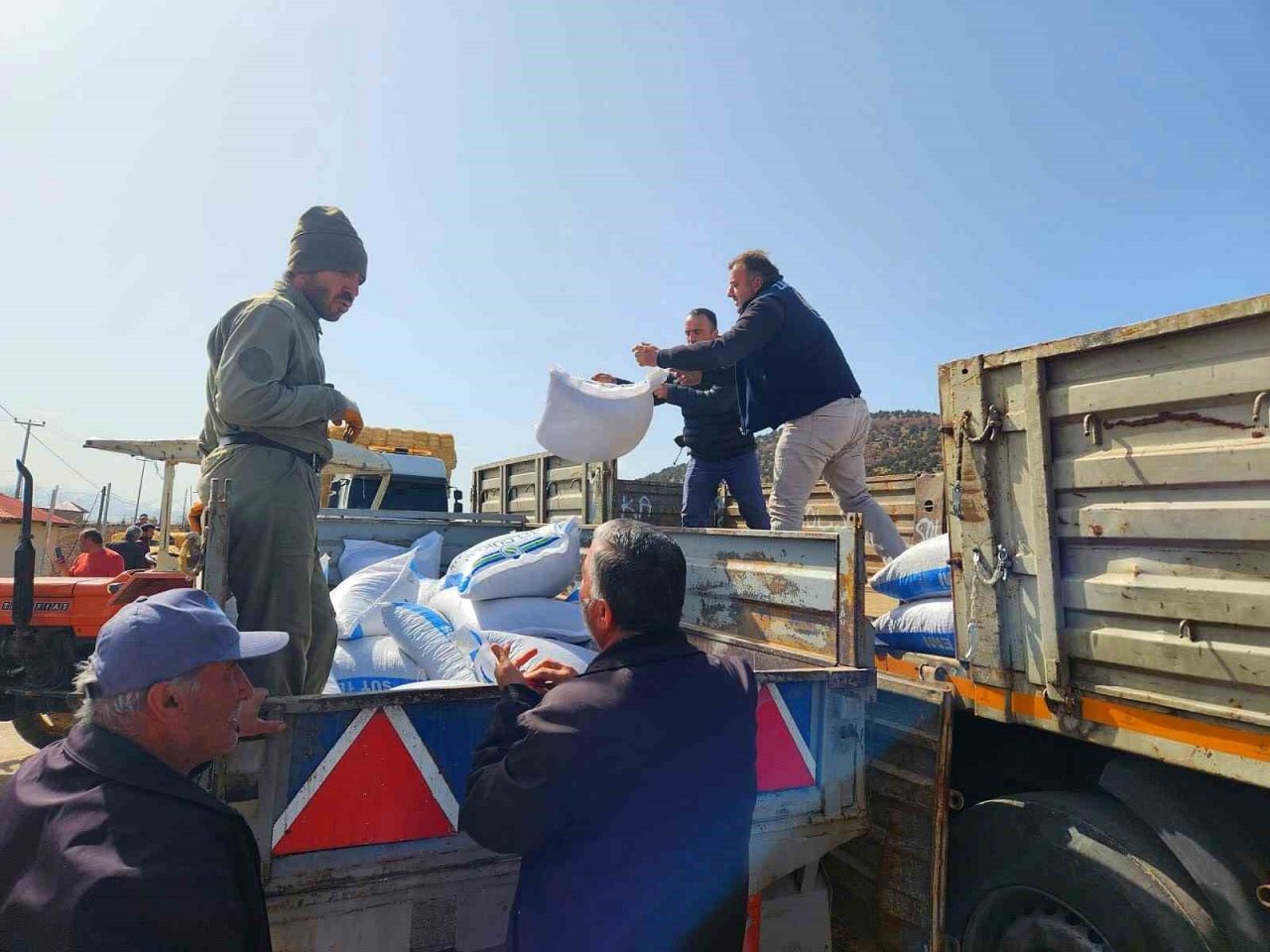 Konyaaltı’ndan deprem bölgesine yem ve saman desteği
