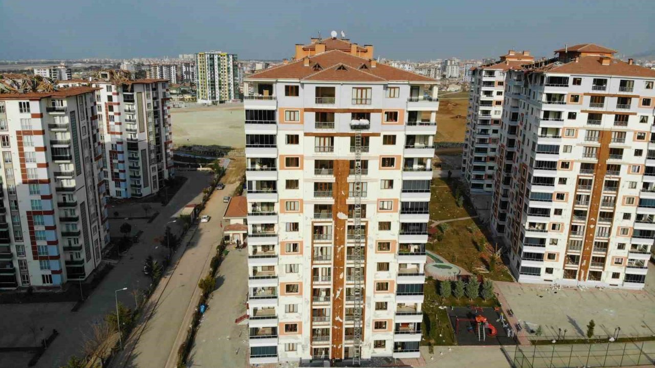 Ölümü göze alıp ağır hasarlı binadan eşyalarını çıkardılar