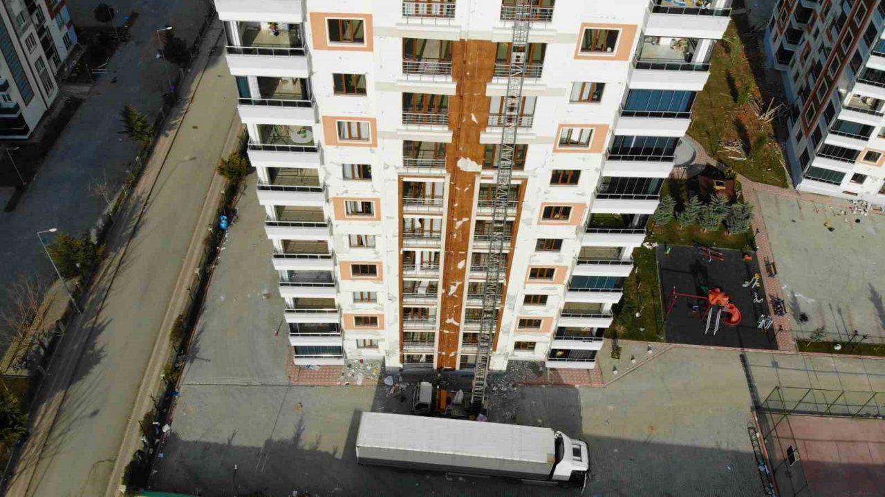 Ölümü göze alıp ağır hasarlı binadan eşyalarını çıkardılar