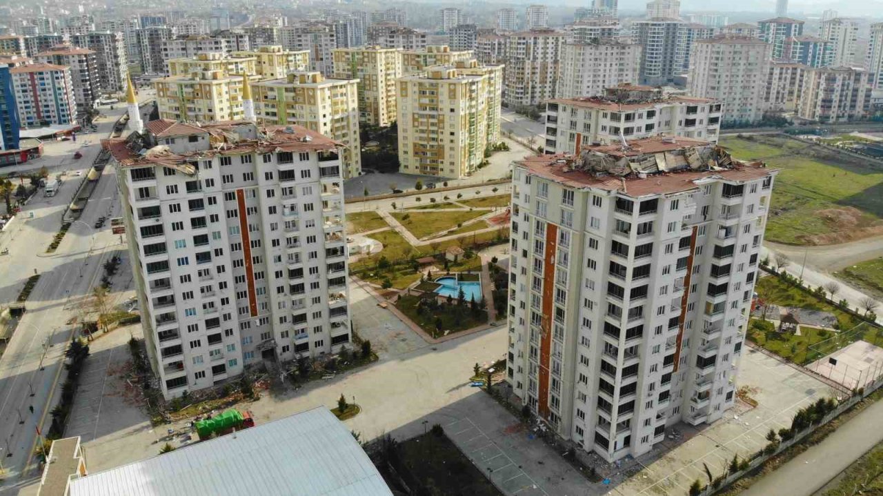 Ölümü göze alıp ağır hasarlı binadan eşyalarını çıkardılar