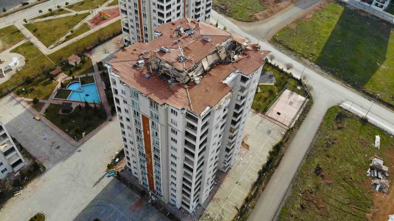 Ölümü göze alıp ağır hasarlı binadan eşyalarını çıkardılar