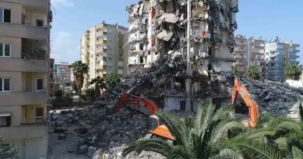 Osmaniye’de acil yıkımı kararlaştırılan 469 binadan 206’sı yıkıldı