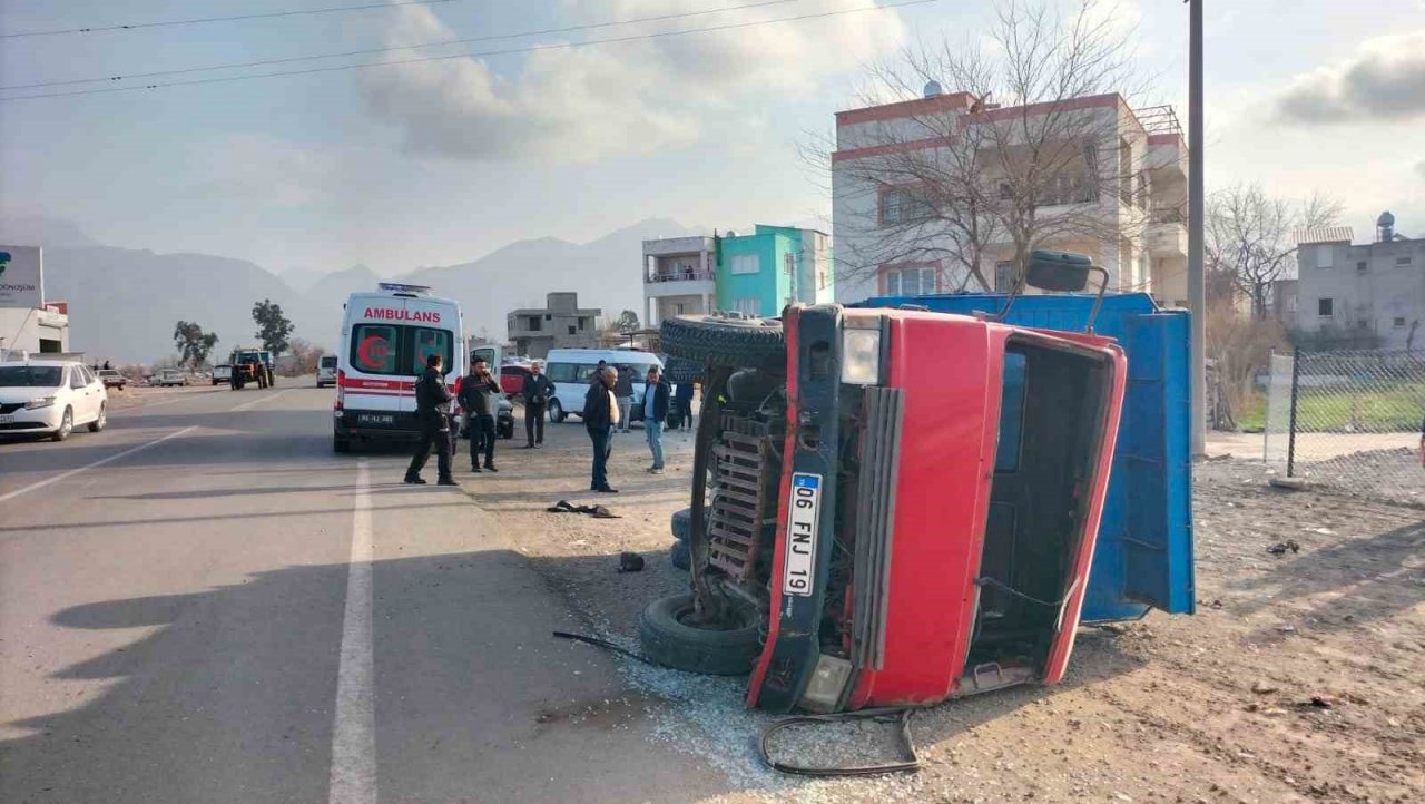 Osmaniye’de kamyonet otomobile çarptı