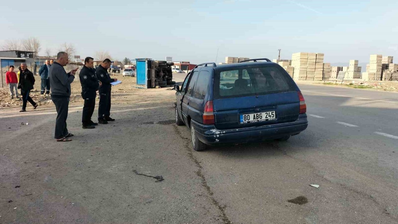 Osmaniye’de kamyonet otomobile çarptı
