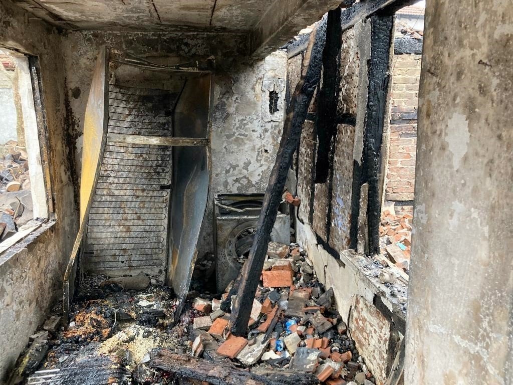 İki katlı ev alev topuna döndü