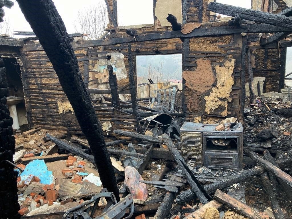 İki katlı ev alev topuna döndü