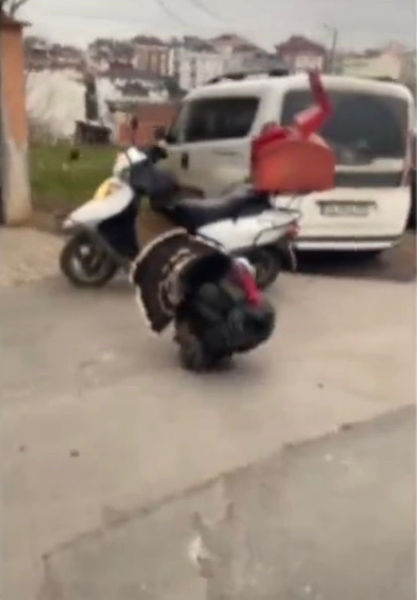 Motosikletine binmek isteyen kuryeye hindi engeli