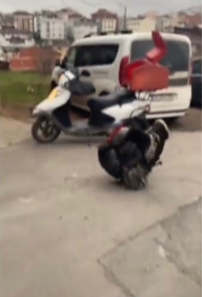 Motosikletine binmek isteyen kuryeye hindi engeli