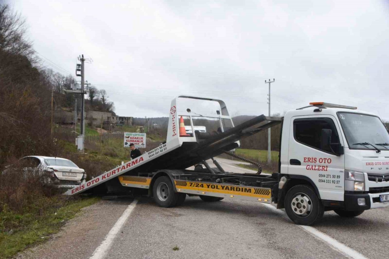 Kaygan yol kazaya sebebiyet verdi: 2 yaralı