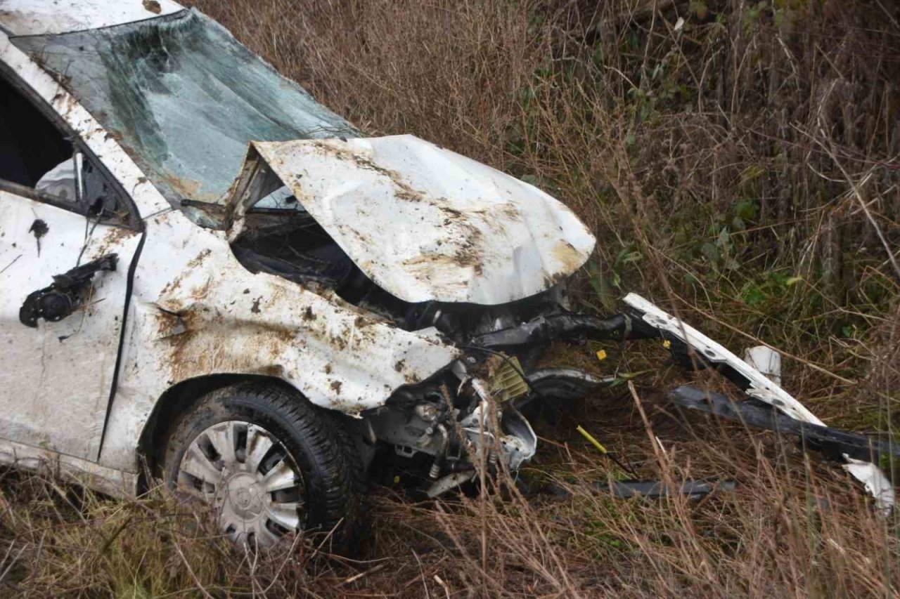 Kaygan yol kazaya sebebiyet verdi: 2 yaralı
