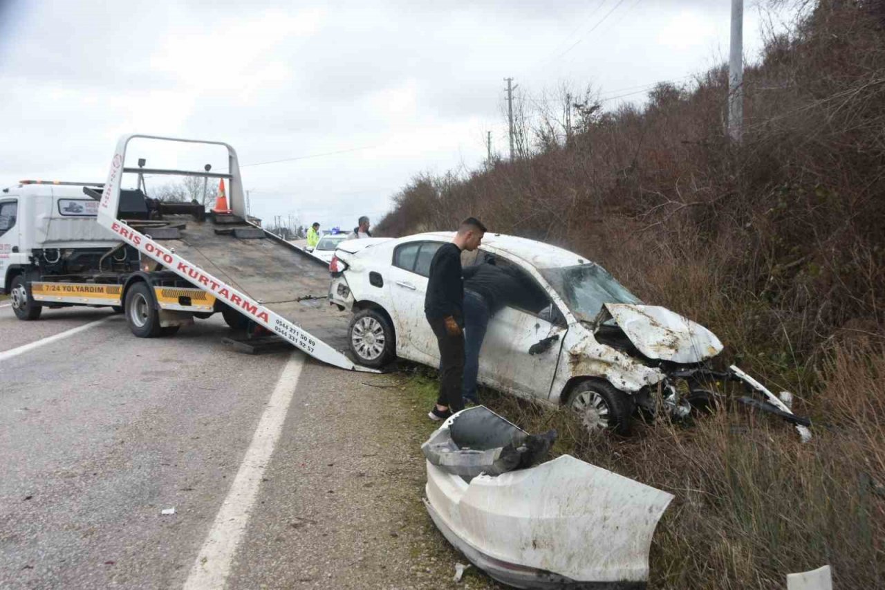 Kaygan yol kazaya sebebiyet verdi: 2 yaralı