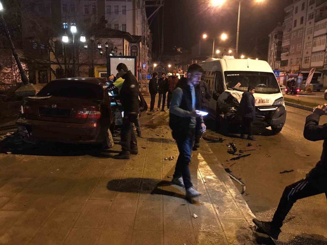 Boyabat’ta otomobil orta refüje çarptı: 4 yaralı