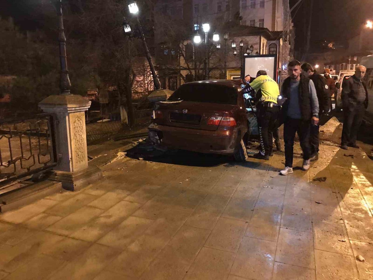 Boyabat’ta otomobil orta refüje çarptı: 4 yaralı