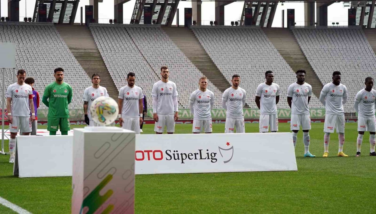 Spor Toto Süper Lig: Fatih Karagümrük: 1 - Sivasspor: 1 (İlk yarı)