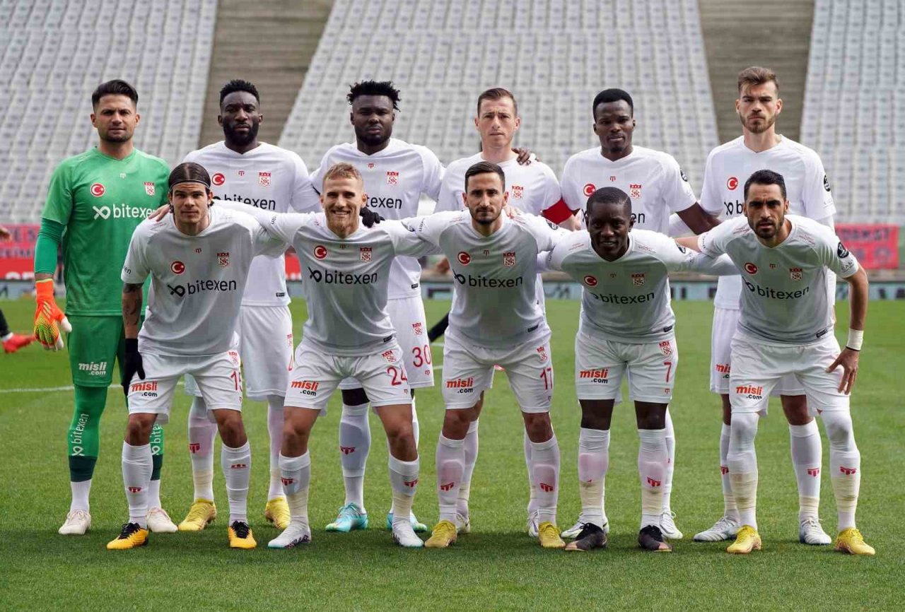 Spor Toto Süper Lig: Fatih Karagümrük: 1 - Sivasspor: 1 (İlk yarı)