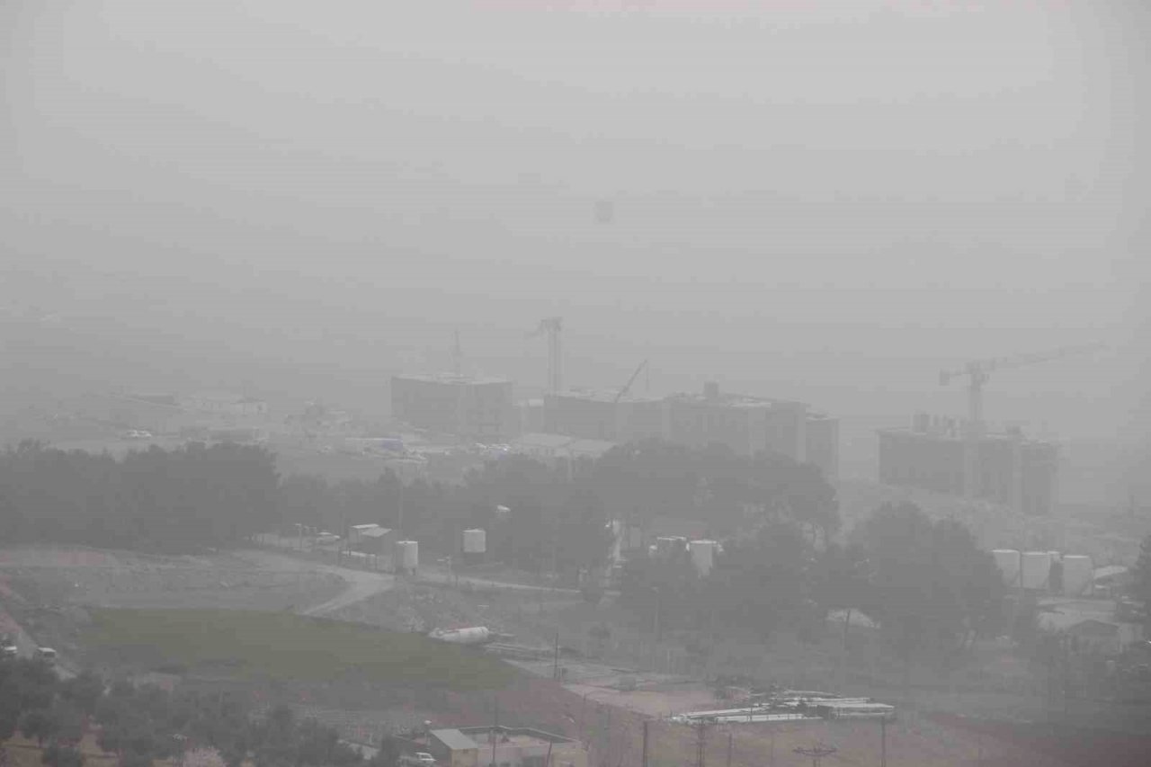 Toz bulutu Adıyaman’ı esir aldı