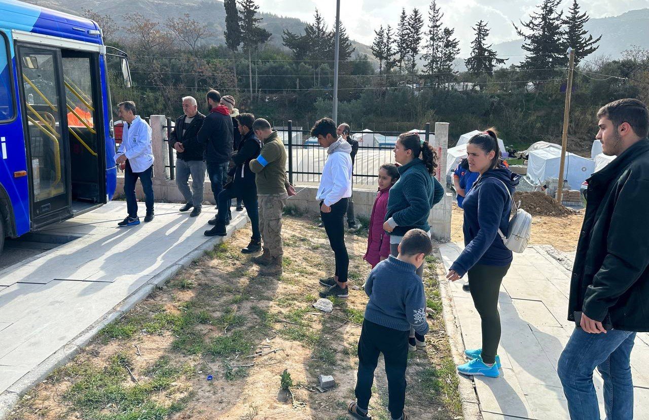 Tepebaşı Belediyesi’nin gönderdiği Mobil Diş Kliniği aracı, depremzedelere hizmet vermeye başladı