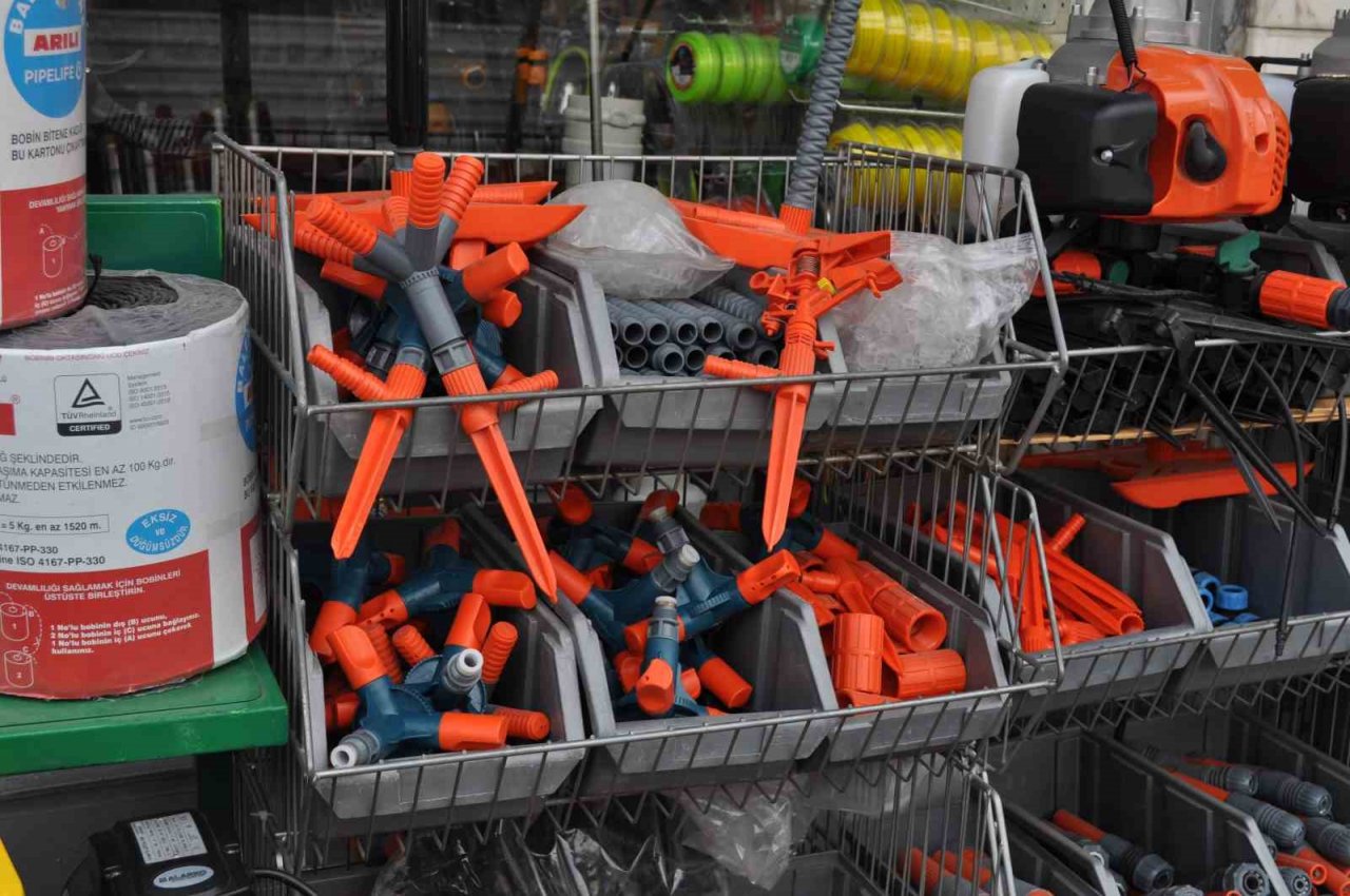 Kuraklıktan endişelenen çiftçiler farklı sulama yöntemleri arıyor