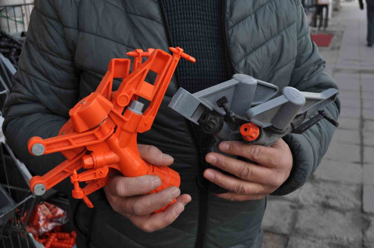 Kuraklıktan endişelenen çiftçiler farklı sulama yöntemleri arıyor