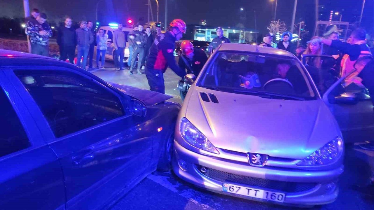 Kırmızı ışıkta geçen otomobil kazaya neden oldu: 4 yaralı