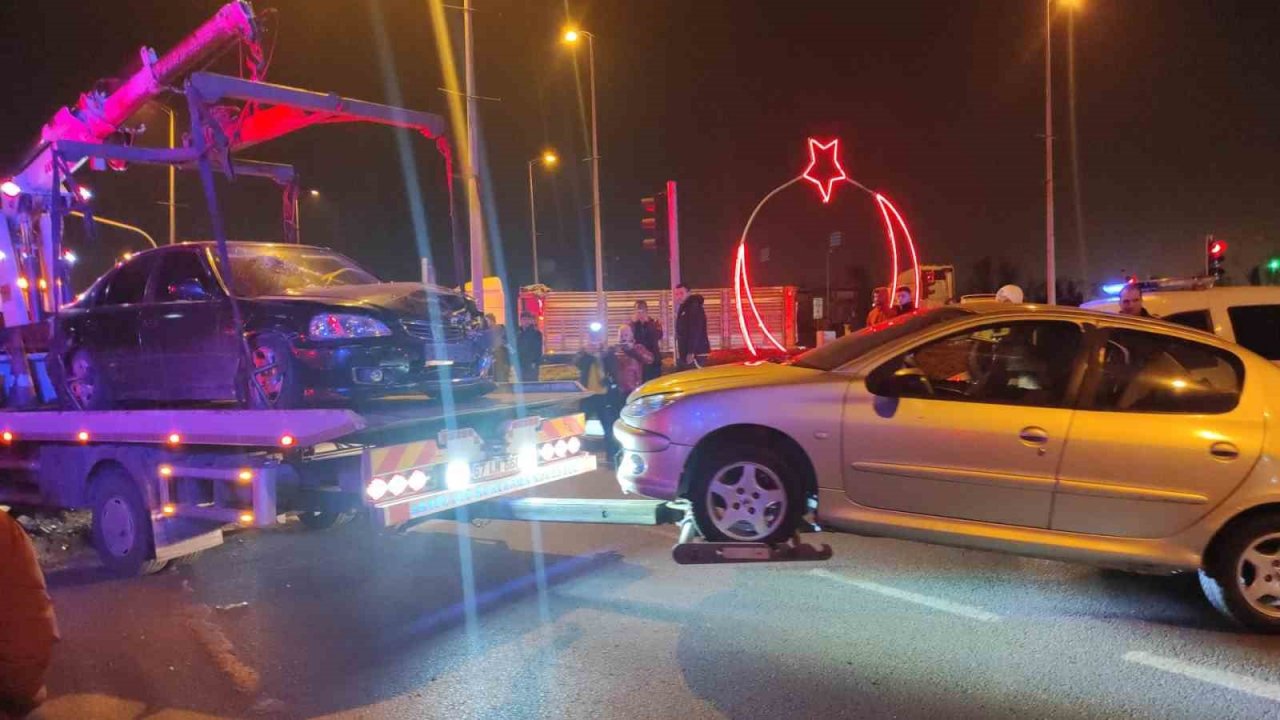 Kırmızı ışıkta geçen otomobil kazaya neden oldu: 4 yaralı