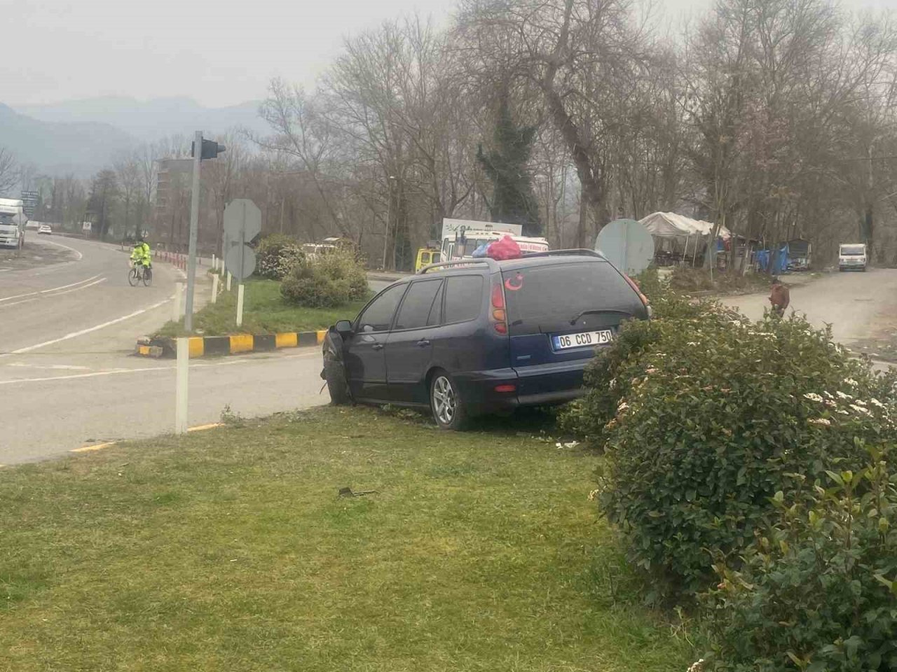 Tır sürücüsü depremzedeleri taşıyan araca çarptı: 7 yaralı