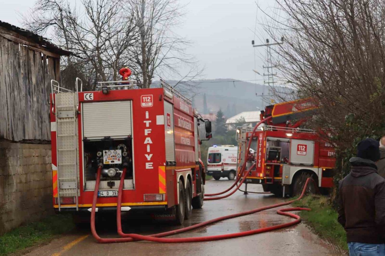Sakarya’da 2 katlı ev alev alev yandı