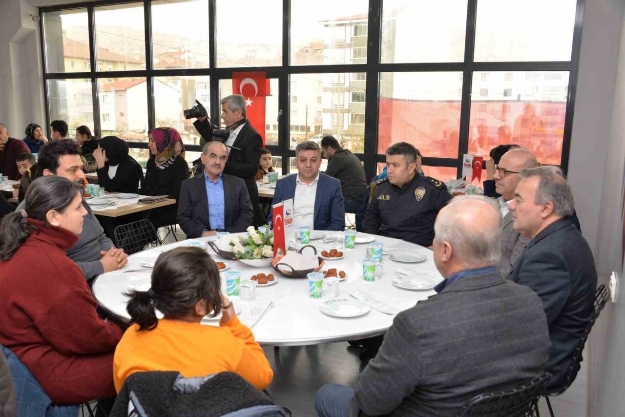 Başkan Yardımcısı Mahmut Fındık depremzede öğrenciler ve aileleriyle bir araya geldi