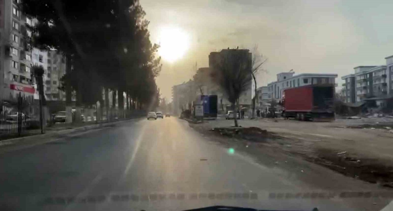 Adıyaman’da deprem öncesi ve sonrası araç kamerasında