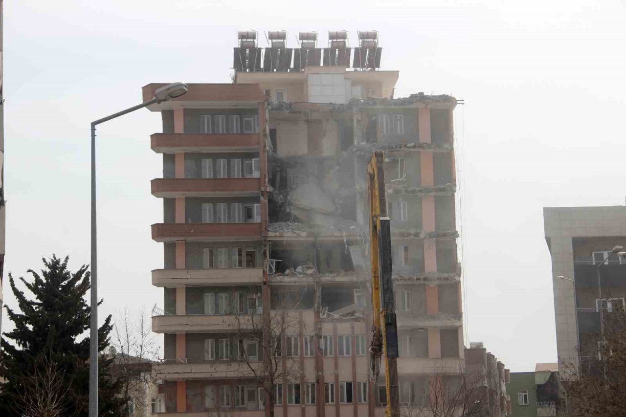 Adıyaman’da ağır hasarlı binaların yıkımı devam ediyor