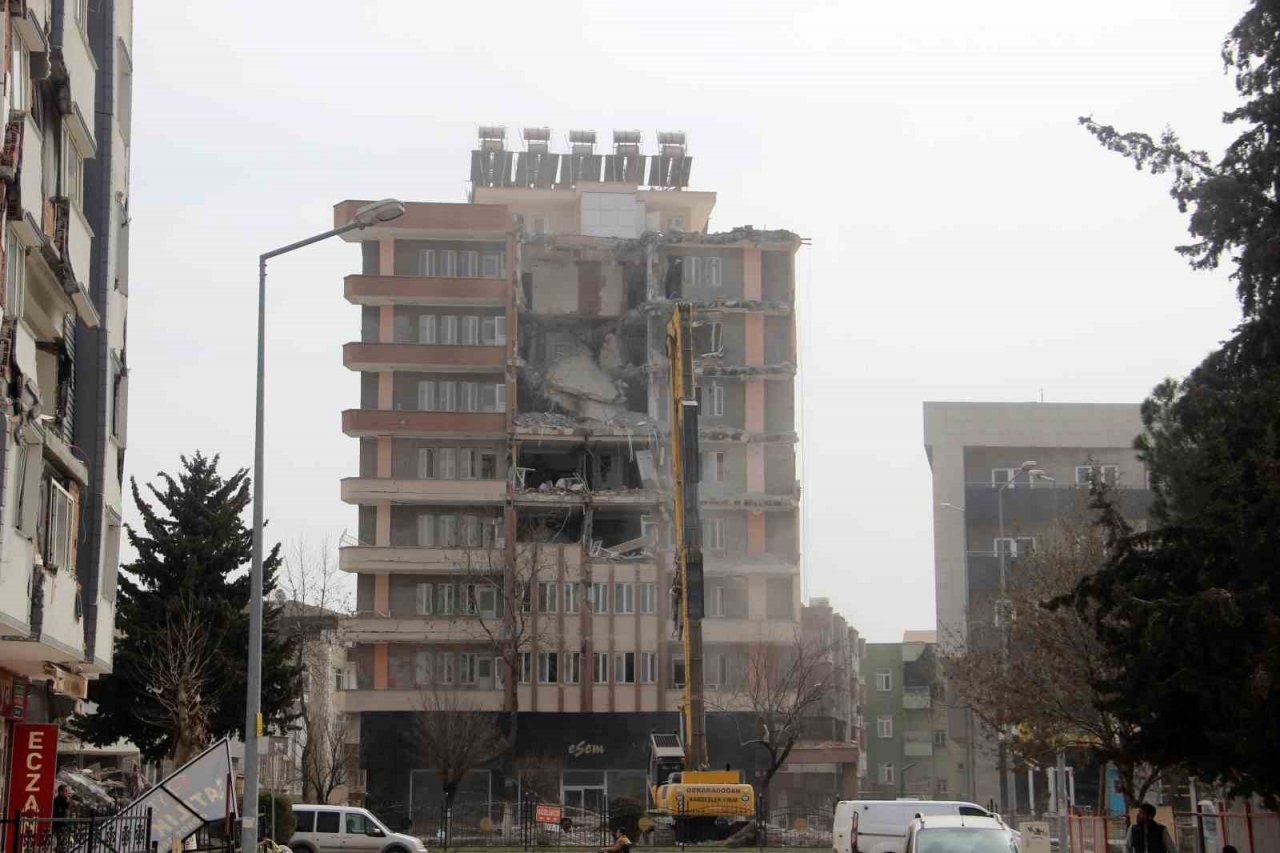Adıyaman’da ağır hasarlı binaların yıkımı devam ediyor