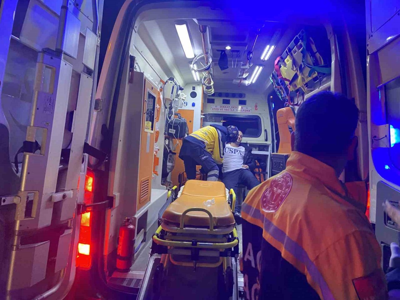 Bakırköy’de 17 yaşındaki sürücü önce refüje ardından ağaca çarptı: 1 ölü, 5 yaralı