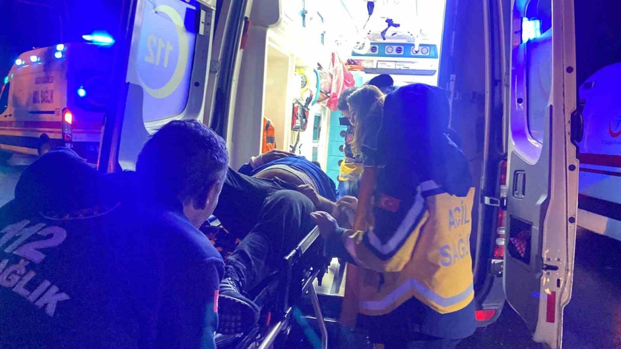 Bakırköy’de 17 yaşındaki sürücü önce refüje ardından ağaca çarptı: 1 ölü, 5 yaralı