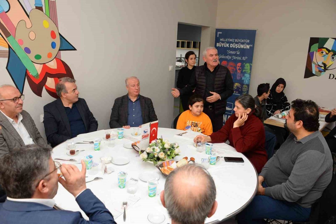 Başkan Yardımcısı Mahmut Fındık depremzede öğrenciler ve aileleriyle bir araya geldi