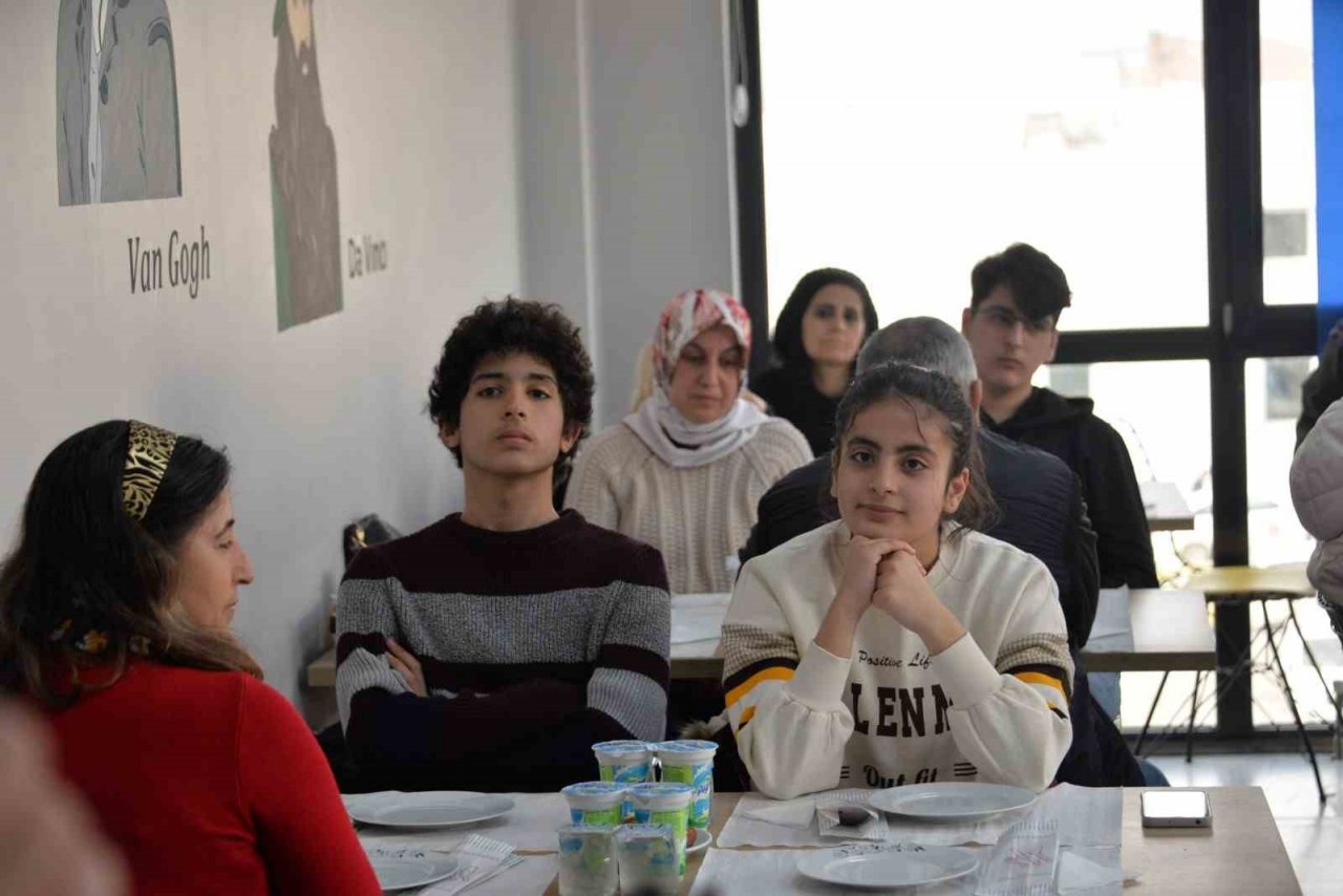 Başkan Yardımcısı Mahmut Fındık depremzede öğrenciler ve aileleriyle bir araya geldi