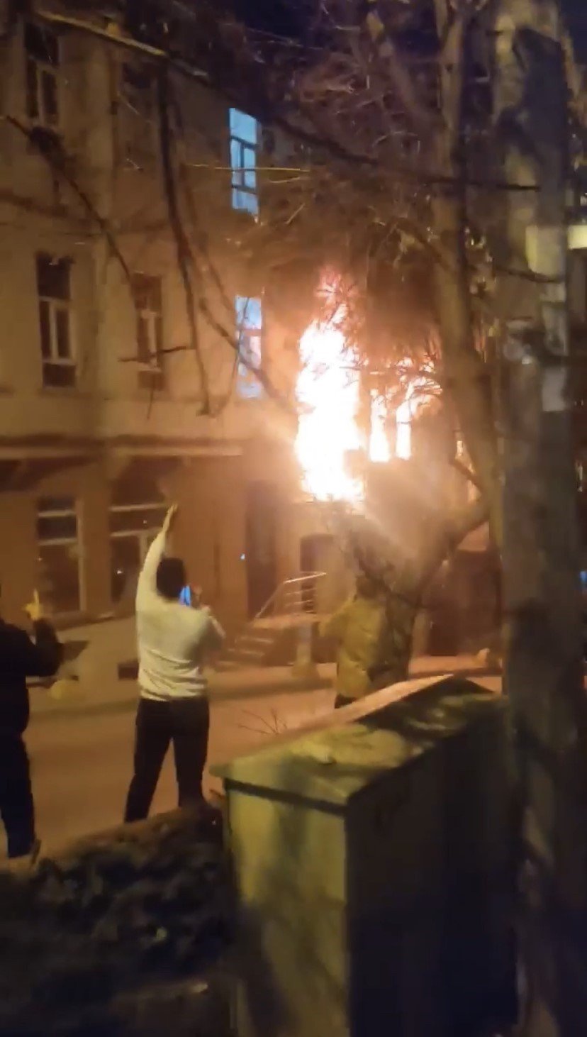 Vatandaştan itfaiye ekiplerine ilginç istek: "100 bin dolarımı kurtarın"