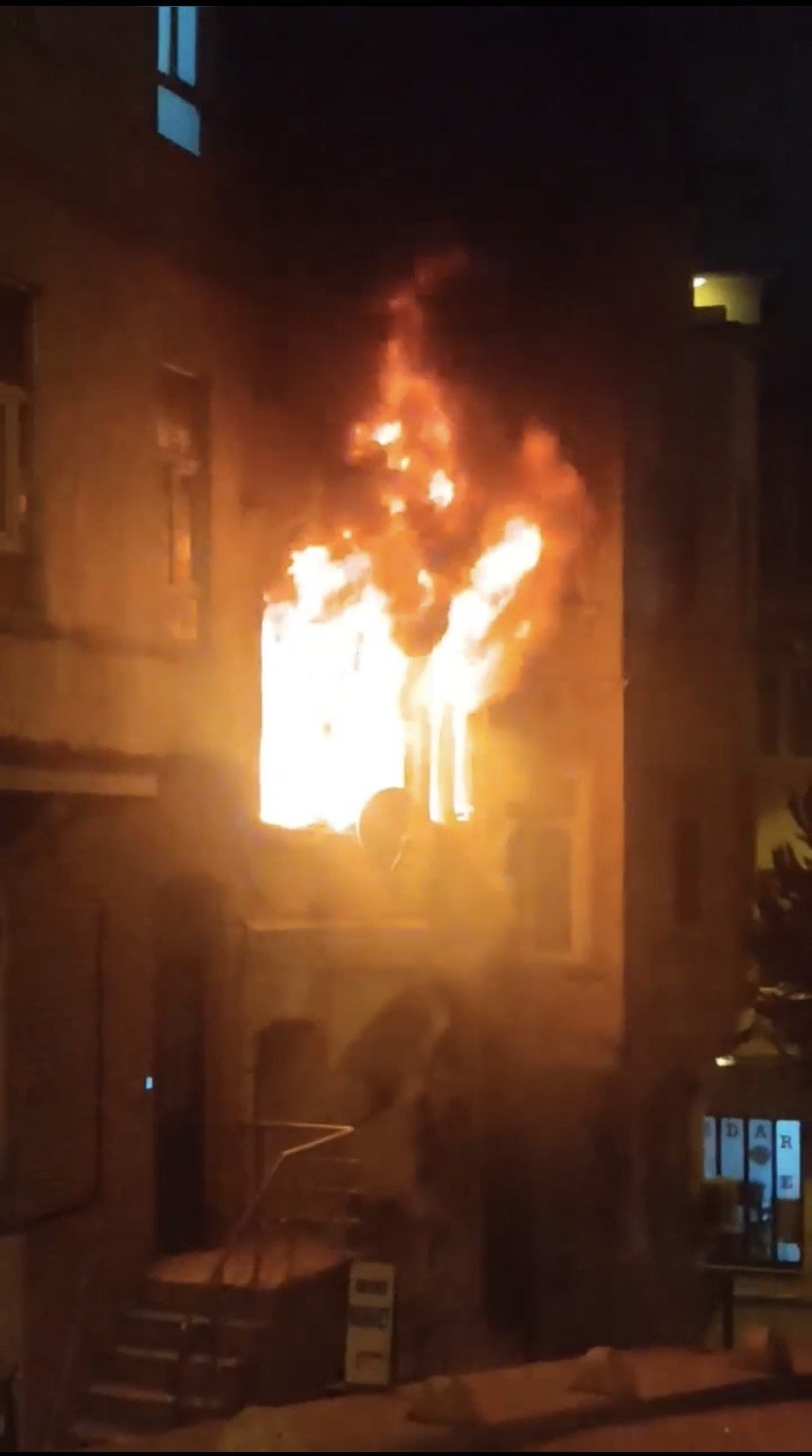 Vatandaştan itfaiye ekiplerine ilginç istek: "100 bin dolarımı kurtarın"