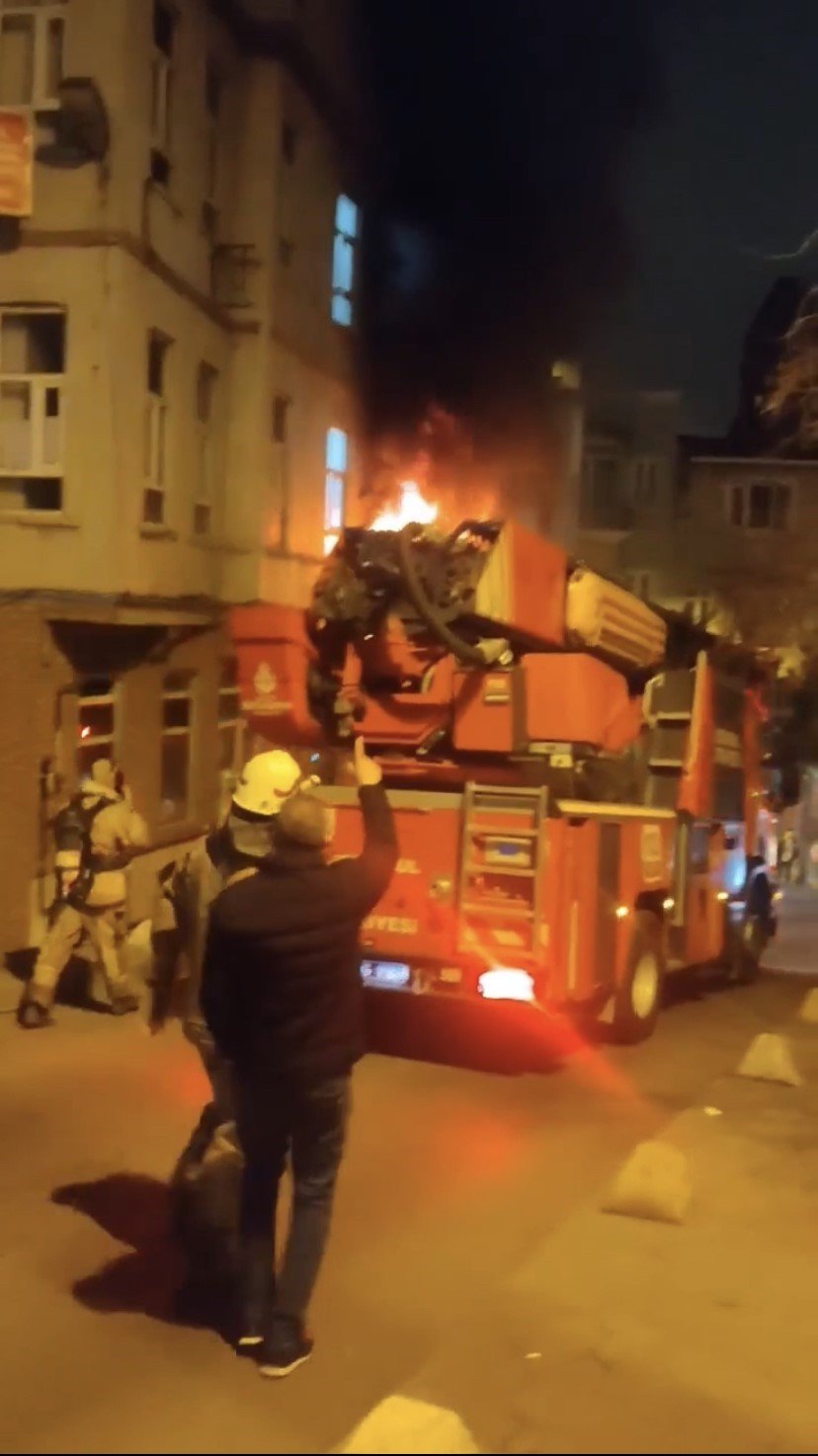 Vatandaştan itfaiye ekiplerine ilginç istek: "100 bin dolarımı kurtarın"